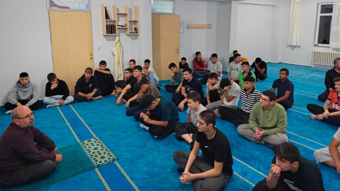 Merzifon İlçe Vaizi Sayın Ömer Ali KOÇ hocamız Pansiyon öğrencilerimizle 